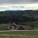 ... mit Blick über den Hof Fluh zum blauen Fenster überm Pilatus