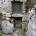 Hier führten mal zwei Röhren Wasser ins Schloss.