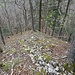 Beim steilen Abstieg gegen Westen darf man keine Steine lostreten. Unten durch verläuft der Wanderweg.
