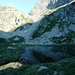 Das Seelein im oberen Talkessel der Alpe Spluga und die Bocchetta di Spluga
