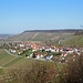Blick vom Aussichtspunkt "Kriegerdenkmal", auf Eichelberg und das "Paradies" oberhalb der Weinberglagen am Hundsberg