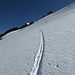 Eine gute Spur auf gesetztem Pulver erleichtert den Aufstieg über die W-Flanke zum Col du Tournelon Blanc