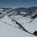 Gipfelpanorama Richtung SE: links der obere SE-Grat, unten rechts die SE-Flanke und in der Mitte der Glacier de la Tsessette, darüber von rechts Tour de Boussine, Mont Avril, Mont Gelée, Tsoume des Boucs und Bec d'Epicoune