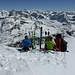 Gipfelrast mit Aussicht: über dem breiten Mont Rouge de Giétro u.a. links Mont Blanc de Cheilon und La Ruinette und rechts Pointe d'Otemma, darüber von links u.a. Dent Blanche, Cervin, Dent d'Hérens, Monte Rosa und La Singla