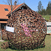 eine "Weltkugel" aus lauter Hufeisen geschmiedet.<br />