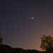 Zu Hause angekommen strahlt die Venus neben dem Offenen Sternhaufen der Plejaden (M 45) im Sternbild Stier (Taurus).
