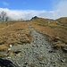 Il Rifugio Bertacchi, a quota 2.175 m. Sullo sfondo, il Pizzo Spadolazzo ammantato dalle nuvole.