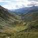 La Valle dell’Acqua Grande con Madesimo sullo sfondo e a destra l’erboso altipiano degli Andossi.
