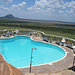 Der Pool der Voi Safari Lodge mit bestem Blick über die Steppe.