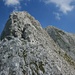 im Übergang vom Grünwandkopf zum Taderer wird meist in die steile Schrofenflanke ausgewichen (Helena ist hier schwer zu sehen)