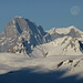 Monduntergang über dem Mont Blanc, davor der Rochefortgrat, links die Grandes Jorasses