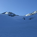 Noch dauert es ca. eine halbe Stunde bis an die Sonne: Kamera schnell wieder einpacken, sonst frieren wegen dem kalten Talwind die Finger ein...Aufstieg über den unteren Glacier de Boveire, links Combin de Boveire, rechts der Mitte die Spitze von L'Epée, rechts Le Ritord