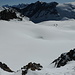 Tiefblick vom Col de Panossière über das E-Couloir zum weiten Glacier de Corbassière hinunter. Gegenüber der Tournelon Blanc, links davon u.a. Mont Blanc de Cheilon, Dent Blanche, Dom, Zinalrothorn, Grand Cornier und Weisshorn