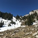 südwestlich der Alp Grön steigen wir in diesem (durchschnittlich bis 35° steilen) Hang rechts der Restschneefelder (in der Bildmitte) auf zum BWW