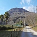 Im kleinen Weiler Montorfano zeigt sich das Gipfelziel.