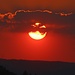 Ein wolkenband hinter dem die Sonne vor ihrem Untergang dahinter durchzog, machte den Sonnenuntergang speziell.<br /><br />Bei der Antenne welche zu sehen ist, handelt es sich um den 19km entfernten Sankt Chrischona Sendeturm.