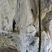 Im Hintergrund auf der Naturkanzel im grossen Bärenloch zelebriert Priester Bolero die Ostermesse. ;-)
