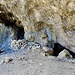 Das linke Loch ist die Feuerstelle bei der "Holi Flue". Das Rechte Loch der Ausgang aus der Höhle.