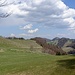 Hinter Brandberg. Im linken Bildrand der Landgasthof. Zur Zeit sind alle Wirtshäuser auf den Jurahöhen geschlossen.