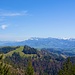 Im Vordergrund links Oberänzi (grüner Hügel). Im Hintergrund das Pilatusmassiv.