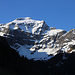 Aussicht auf die 800m hohe, noch recht winterlich aussehende Nordwand des Schwalmere Nordgipfels (2725m) über dem Talkessel von Nessleren.