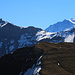 Schon bald nach zehm Minuten Aufstieg auf dem Morgenberhorn-Südgrat zeigte sich über dem Rengghorn (2104m) in der Ferne die Jungfrau (4158,2m). Links auf dem Foto ist der Zahn vom Grossen Lobhorn (2566m).