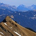 Foto in Zoom über das Gross Schiffli (2039m) zu den Luzerner Voralpen. Links ist die Schratteflue mit dem Gipfel Hängst (2091,6m), in der Mitte steht die Schafmatt (1979,0m) und rechts ist der Fürstein (2039,6m).