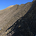 Morgenberghorn (2248,8m): Nach der kettengesicherten Stelle leitet der Bergweg wieder langsam zum Grat hinauf während der Gipfel nun wieder sichtbar wird.