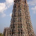 Zurück am Minakshi-Amman-Tempel. Blick vom Dack eines Hauses auf den westlichen Gopuram. Im Hintergrund sieht man den südlichen Gopuram. Die Tortürme sind knapp 60 Meter hoch.