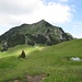 Die Ebene "Obere Wiese". Im Bild ist der Alpilakopf zu sehen, dieser ist dem Itonskopf.