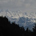 Zoom zu dunstigen Zacken des Silvrettagebirges.