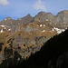 Blick auf die Südflanken von vier herrlichen, vor Jahren besuchten Gipfeln. Von links nach rechts: Rigidalstock (2593,2m), Spitz Mann (2578m), Schyeggstock (2568m) und Gross Sättelistock (2636,9m).