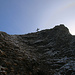Das Gipfelkreuz vom Hahnen (2606,5m) tauchte knapp unterhalb des Sattels endlich auf.