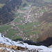 Tiefblick vom Hahnen (2606,5m) nach Engelberg 1600 Meter tiefer.