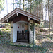 Kleine Kapelle im Wald