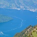Blütenstaub auf dem See. Auf dem vorherigen Bild ist der Teil im unteren Bildrand gezoomt. Im Hintergrund Vitznau.