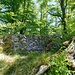 Ruine Hellmat (Heimberg). Die Stauferburg wurde einst auf einem Bergsporn hoch über dem Bernbachtal erbaut.<br />Reste des Bergfrieds sind noch vorhanden