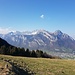 Schöner Blick von Gampidells zum Gonzen und zur Alviergruppe. Der Schnee hat sich nach Palfries zurückgezogen