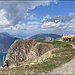 Spielplatz Fronalpstock... Besser die Rast beim Wiss Nollen machen, dort ist es ruhig und einsam, während hier das volle Programm - sogar in der Coronazeit, wo die Bahn nicht läuft - stattfindet. Aber immer noch besser als in "normalen" Zeiten, wo sich unzählige Ausflugstoursiten sich auf dem schönen Aussichtsgipfel einfinden. Ein Besuch lohnt sich immer, wenn man denn nicht gerade beim Hot Spot seine Ruhe suchen möchte.