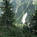 Salendo dal ripido sentiero che porta all’Alp de Vazzola, si vede molto bene la frana che il 26 luglio 2013 è scesa verso l’Alp de Lagh presso il Lago di Cama.