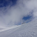 Kurz lichten sich die Wolken in den Firnhängen des Rhonegletschers