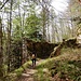 ...zur Burg Breitenstein. Der heutige Zugangsweg führt aus dem Tal zu einer mehr als 30 Meter langen Umfassungsmauer der nördlichen Unterburg herauf. 