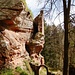 Der Zugang zu dem kleinen Plateau befindet sich in einer Felsspalte auf der Südseite des Felsens. Die dort in der Spalte zu sehenden Treppenstufen sind heute - wegen eines schwer zu erreichenden Überhangs - nicht mehr zugänglich. Wahrscheinlich wurde er durch eine Holztreppe überbrückt.