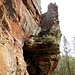 Die Stufen nochmal aus der Nähe. Ich versuchte mehrmals, den Felsen der Oberburg zu ersteigen. Über einige gute Tritte im Sandstein sind die untersten Stufen tatsächlich zu erreichen, und ich käme auch hinauf - aber nicht mehr runter. Schade!