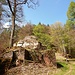 Daraufhin machten wir uns daran, Ober-Breitenstein zu erkunden. Der schmale Wanderweg führt hinauf zu der bereits erwähnten Kurve, die heute Nieder-Breitenstein von Ober-Breitenstein trennt, und Ober-Breitenstein in zwei Teile geteilt hat.