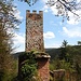 Die Oberburg von Neu-Erfenstein liegt ebenfalls auf einem Sandsteinfelsen. Auf dem höher gelegenen Westteil erhebt sich der gut erhaltene Bergfried. 