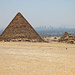 Pyramide des Mykerinos mit Kairo.