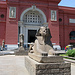 Vor dem Ägyptischen Museum in Kairo.