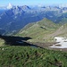 Arrivato in cresta, ho finalmente incontrato il sole che mi ha accompagnato fin sulla cima. Il Lago di Varro è nascosto dall’ombra del Pizzo Tornone, mentre il Laghetto di Cornalta (da cui passerò per il ritorno) è ben visibile sulla destra. Sullo sfondo, la Presolana.