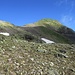 La parte finale del percorso (è visibile la croce della cima) ormai sgombra di neve, che si svolge su macereti e pietraie.